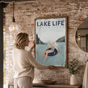 See-Leben-Schild: Individuelle maritime Wandkunst, Frau fährt mit einem Schlauchboot auf einem See
