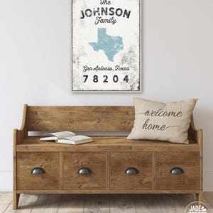 Anpassad skylt med efternamn - Blå bohemisk lantlig väggdekoration med postnummer