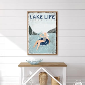 marinblå LAKE LIFE-skylt > personlig nautisk blå sjöhusdekor, affisch med sjötubing, solbadningstryck för bondgård (Caddo Lake) {VPL}