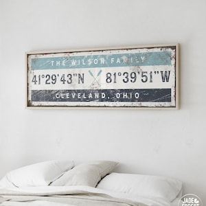 cartello COORDINATE nautiche &gt; stampa artistica vintage, remi di barca, regalo per casa sul lago grigio-blu, arte murale personalizzata con longitudine e latitudine GPS {giw}