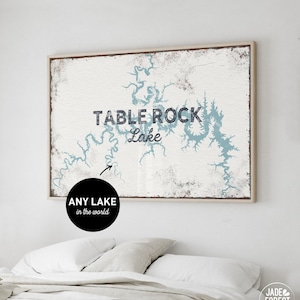 Puede incluir: Impresión enmarcada que muestra un mapa del lago Table Rock en azul y blanco. El texto "TABLE ROCK Lake" se muestra de forma destacada. También se incluye un círculo negro con el texto "ANY LAKE in the world".