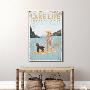 Personalized Lake Life Sign: Paddleboard and Chocolate Lab Art Bild 1