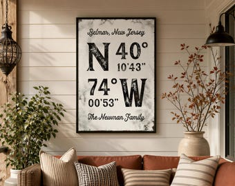 Cuadro decorativo personalizado con el apellido de tu familia, estampado en crema y negro.