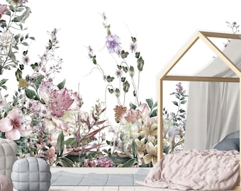 以下が含まれることがあります： ピンク、紫、緑の色合いで描かれた様々な花の植物イラストが特徴の壁画。水彩画風のデザインで、背の高い茎、繊細な花、そして豊かな葉が庭園をイメージした密度の高いパターンで配置されています。