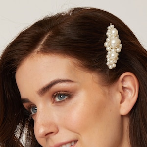 Pearl Hair Clip Set of Two Pearl Hair Grips Large Pearl Hair Slides in Gold Wedding Hair Barrettes Bridesmaid Hair Clips Pearl Bobby Pins