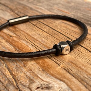 Pulsera de letras para niños, pulsera grabada personalizada, pulsera de cuero negro, joyería para niños, regalo personalizado