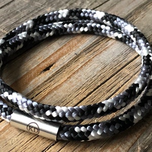 opaska na ramię w kamuflażu paracord wikkel, opaska na ramię zwarte ronde, heren sieraad, heren cadeau idee, paracord sieraad, opaska stoffen dubbele heren