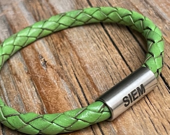 Gepersonaliseerde groene lederen armband, rond gevlochten armband, jongens of meisjes naam armband, gegraveerd cadeau, sieraad voor kind