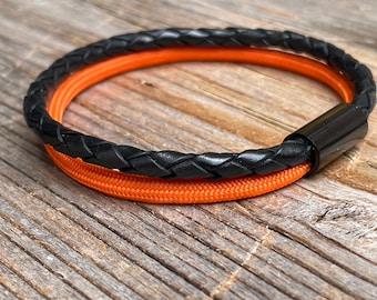 Zwart lederen armband, heren armband, koord en lederen armband, oranje met zwarte armband, armband leder en paracord, sieraad voor mannen