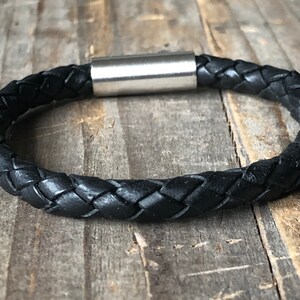 Personalisiertes schwarzes Lederarmband, rundes geflochtenes graviertes Armband, Jungen oder Mädchen Leder Namensarmband, Gravur Geschenk, Kinderschmuck Bild 6