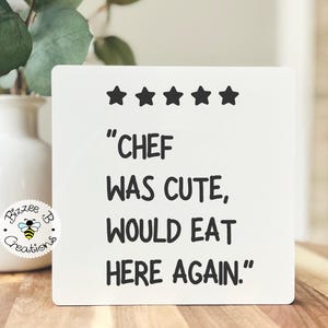 Puede incluir: Un letrero blanco con cinco estrellas negras y el texto "CHEF WAS CUTE, WOULD EAT HERE AGAIN."