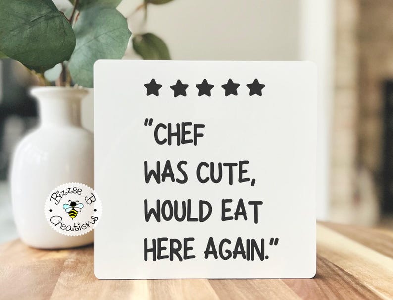 Puede incluir: Un letrero blanco con cinco estrellas negras y el texto "CHEF WAS CUTE, WOULD EAT HERE AGAIN."