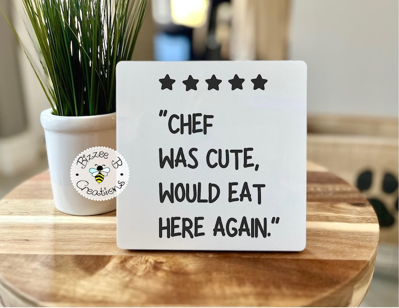 Puede incluir: Un letrero blanco con cinco estrellas negras y el texto "El chef fue lindo, volver&iacute;a a comer aqu&iacute;."