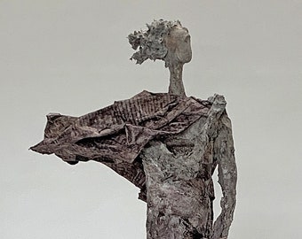 Grau-rote, puristische Skulptur im Wind aus Pappmache/mixed media, zeitgenössische Kunst,unikat,original,skandinavisch wohnen, Original