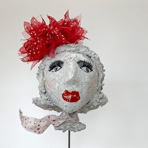 Testa/busto di donna in stile retrò - cartapesta/tecnica mista, grigio chiaro, ritratto, rosso, scultura su base