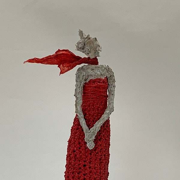 Schlanke Skulptur aus Pappmache mit rotem Mantel im Wind, Mensch, Kunst, Unikat