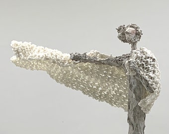 Skulptur mit wehender Stola aus Pappmache/mixed media im Wind, Mensch, Kunst, Unikat