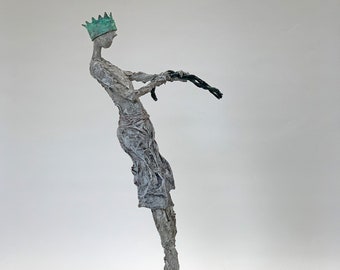 King, the strong, light gray sculpture made of paper mache, human, simple, puristic, art