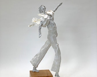 Dancer sculpture in grey | Dynamic papier-mâché figure | Unique piece made of paper composite | Modern sculpture on oak | Unique gallery-quality piece
