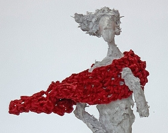 Skulptur mit rotem Schal aus Pappmache/mixed media im Wind, Mensch, Kunst, Unikat