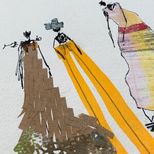 Nahaufnahme der haptischen Oberflächenstruktur des handgeschöpften Papiers und der kräftigen, gelben Collagelementen.