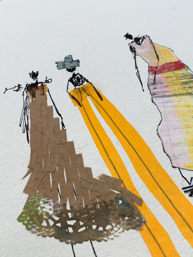 Nahaufnahme der haptischen Oberflächenstruktur des handgeschöpften Papiers und der kräftigen, gelben Collagelementen.