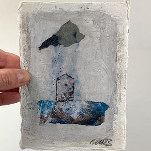Pequeño cuadro/collage original, azul grisáceo, formato postal/10,5 x 14,8 cm (Din A6) casa bajo la lluvia