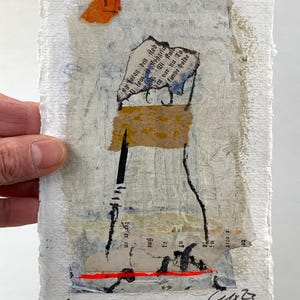 Abstrakte, original Malerei/Collage, graubraun, Postkartenformat/10,5 x 14,8 cm (Din A6),   Haus auf Stelzen