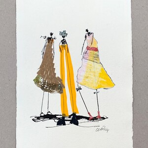 Kraftvolle Tuschezeichnung einer Figurengruppe mit gelben Collage-Elementen auf naturweißem Büttenpapier mit echtem Büttenrand.