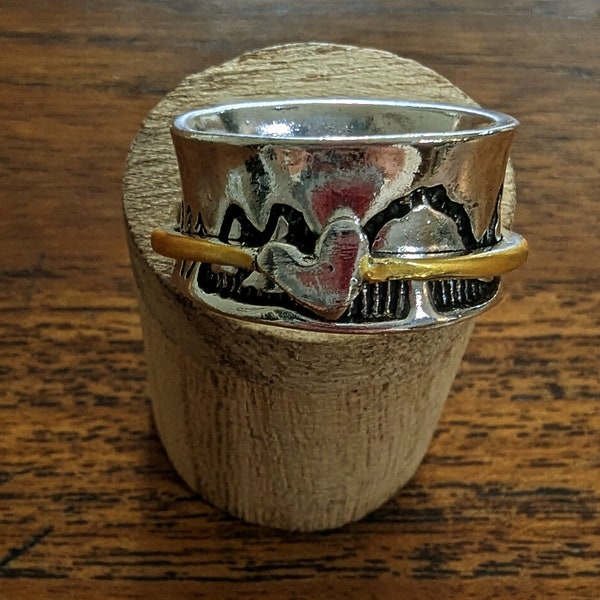 Hammered spinner ring with Mountain motif