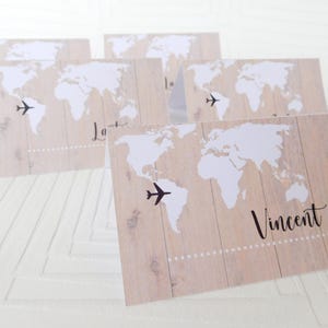 Marque place mariage thème voyage, fond bois - Lot de 10 Marque places personnalisés
