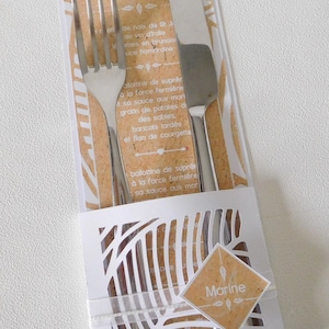 Coffret Menu, porte couverts et marque place en dentelle exotique kraft et blanc 3 en 1 : Coffret déco de table tout en un !