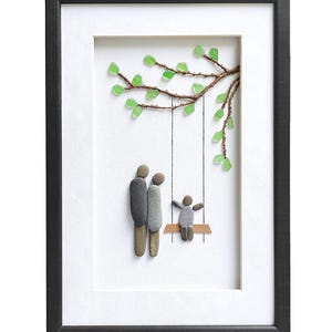 Famiglia di 3 persone con ciottoli, Arte in vetro di mare, Genitori e figlio su un'altalena, Regalo per la festa della mamma per la moglie, Quadro di famiglia con pietra, Regalo per la famiglia