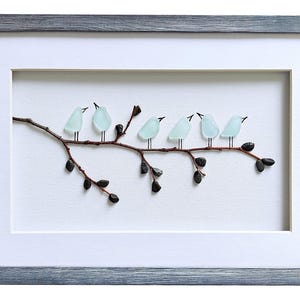 Zeeglasvogels, cadeau vogelliefhebber, badkamer wanddecoratie, zeeglas en kiezelvogels, verjaardagscadeau, ingelijste kunst vogels aan de muur, foto zeeglas