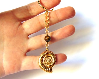 Gold Seeschnecke Schlüsselanhänger - Sea Shell Keyring - Beach, Surfer Charme - Ammonoid Charme - Gesamtlänge 8 cm - Geschenk für Frauen