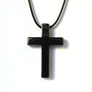 Hematiet kruisketting - natuurlijk metallic zwart edelsteenkruis voor mannen of vrouwen - afmetingen 3,3 x 2,2 cm - verstelbaar zwart corduroy koord