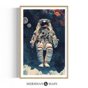 Op de afbeelding: Een ingelijste print van een astronaut die in de ruimte zweeft tegen een achtergrond van sterren en een nevel. De astronaut draagt een wit ruimtepak met rode accenten en een helm. De print heeft een vintage esthetiek.