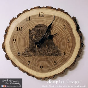 Puede incluir: Un reloj de madera con un diseño de oso grabado en la esfera. El reloj está hecho de una rodaja de árbol y tiene un acabado de madera natural. La esfera del reloj tiene agujas negras y números negros.