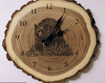 Horloge en bois gravée Art de l'ours noir Horloge d'ours Art du bois Art du bois Cadeau de fête des pères pour papa homme lui Cabane de lodge Art animalier des cavernes de l'homme Nicole Heitzman