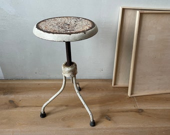 Vintage Industrieller Drehhocker: Verstellbarer Blumenhocker aus Metall & Holz
