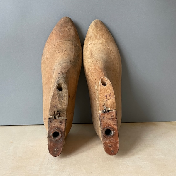 Shoe lasts, Vintage wooden shoe molds 235, Wooden forms, Shoes pigeonholes, Shoe Stretcher, Shoemaker's Tools, Shoe lasts ladies for felting