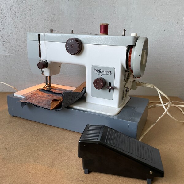 Vintage portable electrified sewing machine CHAIKA 134 USSR 1990, fully equipped, in full working order, Electric Sewing Machine, Suitcase