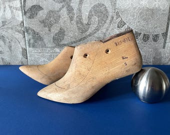 Shoe lasts 230, Vintage wooden shoe molds, Wooden trees, Shoes pigeonholes, Shoe Stretcher, Shoemaker's Tools, Shoe lasts ladies for felting