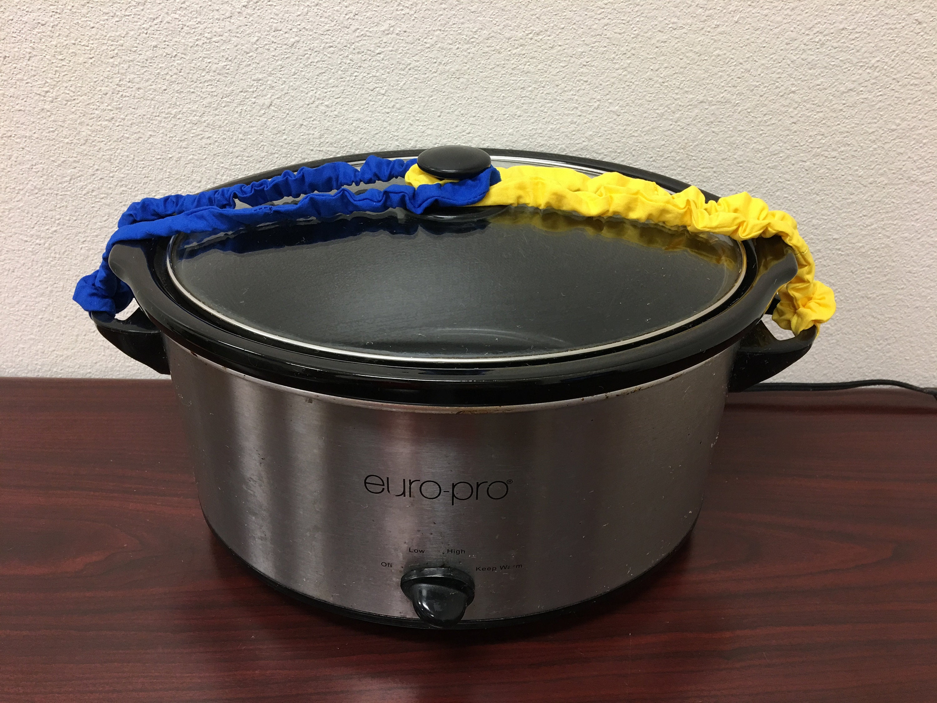 slow cooker lid wrapped towel rubber bands