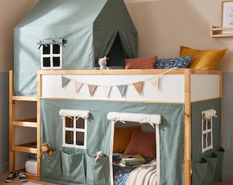 Könnte beinhalten: Ein hölzernes Hochbett mit einer grünen Zeltstruktur oben und unten. Das Bett hat eine Leiter, Fenster und Taschen. Dekorative Kissen und ein Teppich mit einem Faultiermotiv sind sichtbar. Der Bettrahmen ist aus Holz.