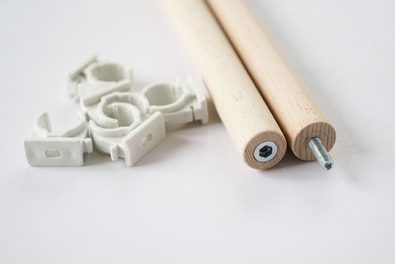 Puede incluir: Dos tacos de madera con extremos roscados y abrazaderas de tubo de pl&aacute;stico blanco. Los tacos miden aproximadamente 30 cm de largo.
