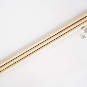 Puede incluir: Tres listones de madera con conectores de pl&aacute;stico blanco. Los listones miden aproximadamente 91 cm de largo.