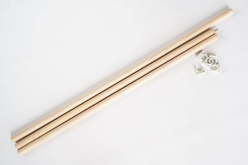 Puede incluir: Tres listones de madera con conectores de pl&aacute;stico blanco. Los listones miden aproximadamente 91 cm de largo.