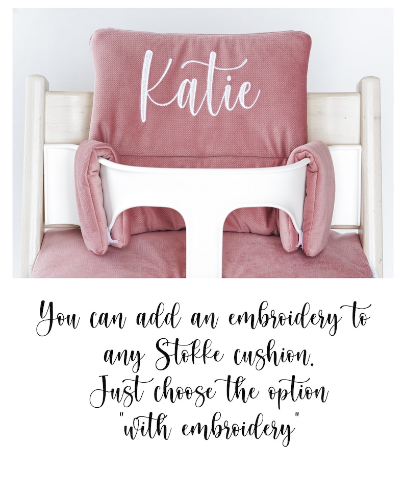 Pu&ograve; includere: Un cuscino rosa per seggiolone con un nome ricamato in bianco "Katie". Puoi aggiungere un ricamo a qualsiasi cuscino Stokke. Basta scegliere l'opzione "con ricamo".