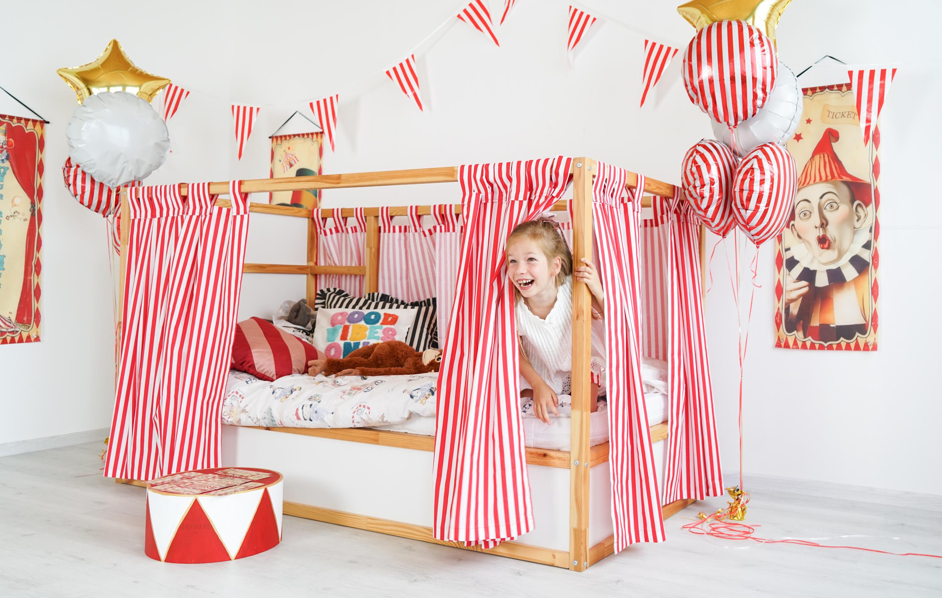 IKEA KURA用サーカス柄カーテン - キャノピー付きフロアベッド